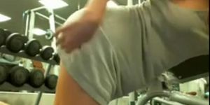 Chica se masturba en el gym