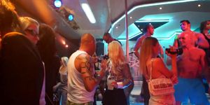 DRUNKSEXORGY - Chicas fiesteras follando en una orgía en un club