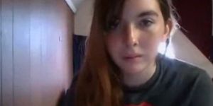 Sexy rothaarige Teen Schulmädchen neckt vor der Webcam