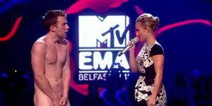 Hayden Panettiere CFNM- David Monahan on MTV EMA Stage