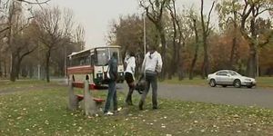 acción de mierda caliente en un autobús