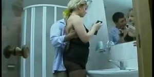 Femme russe chaude baisée pendant le bain