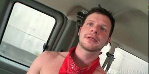 Привлекательный чувак осмелился попробовать гей оральный секс в автобусе для мальчиков