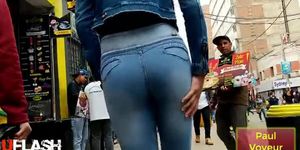 Linda Flaquita en jeans ajustados