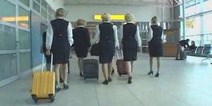 Rondborstige stewardess openbare handjob in de bus - slang