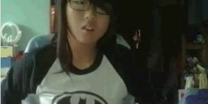 Asian Cam Girl blinkt ihre Titten