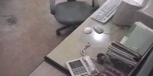 Verborgen beveiligingsspionagecamera betrapt kantoormeisje op masturberen