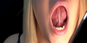 rubia de lengua larga en webcam