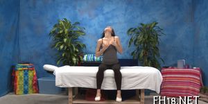 Diese 3 Mädchen werden von ihrem Massagetherapeuten hart gefickt - Video 22