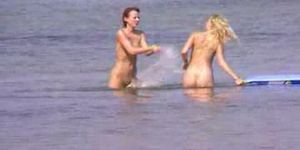 שני בני נוער סקסיים עירומים בחוף הים