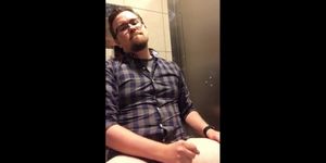 He jerks in public toilett (amateur )