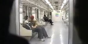Японская пара публично отсасывает в поезде