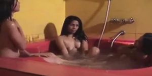 Индийский Лесби в ванна