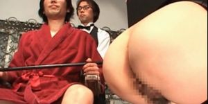 Hot Ass japanische Teen bekommt Fotze bei seltsamen Sex-Show gespielt