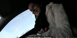 Une étudiante rousse baise en voiture en public