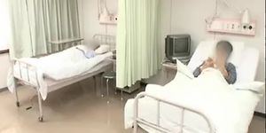 Japanische Krankenschwestern wenden ungewöhnliche Praktiken an