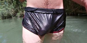 Mi bulto a traves de mis shorts de deporte bañandome en un rio