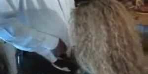 Зрелая милфа-блондинка в межрасовом сексе с женой в любительском видео