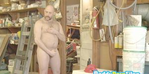 DADDY PORN FILES - Bearded hunk shows off how he masturbates in the shed solo