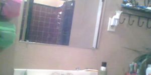 Morena mostrando tetas en cuarto de baño cámara oculta