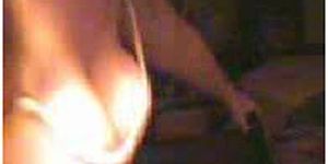 Jolie fille montre ses seins sur webcam