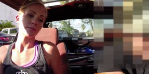 Блондинка сосет хуй в ломбарде в любительском видео