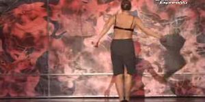 Vrouwelijke goochelaar gaat helemaal naakt op het podium