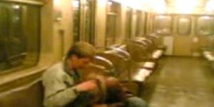 Selbst gemachter Paarfilm auf Moskaus U-Bahn