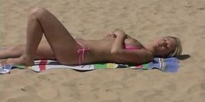 Alison se masturba en la playa (Alison Angel)