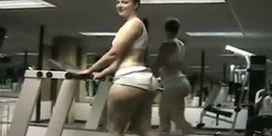 Sexy ASS White MILF Sweaty Hot & Naked sur un tapis roulant - Ameman