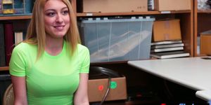 Blondie tried to deceive the store but she gets fucked (Alexa Rae)