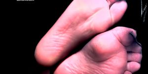 סרטי וידיאו של LINGERIE - כפות רגליים סקסיות מתגרה באצבעות ובסוליות מקומטות