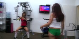 College dyke amateurs enjoy oral at the gym