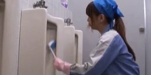 Aziatische onderhoudster maakt verkeerde part5 schoon