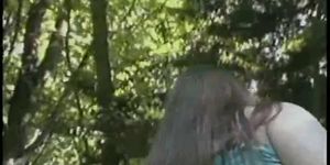 Dikke BBW tiener masturbeert haar harige poesje in het bos