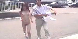 snahbrandyによって公共の場で歩く日本の裸の女の子