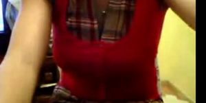 Rondborstige webcam meid toont haar tieten