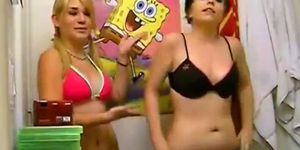 Twee meisjes doen een striptease