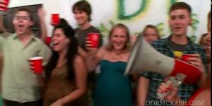 Vollbusige Pornostars lecken heiße Fotzen auf der College Sex Party