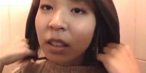 Nena asiática linda frágil dejada sin bragas en un lugar público