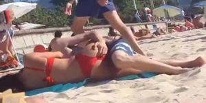 Masturba a su novia en plena playa