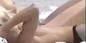 Скрытая камера - сучки топлесс на пляже