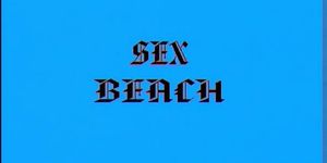 סקס ציבורי בחוץ על החוף על ידי זוג פרטי