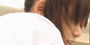 Fille japonaise timide au collège donnant un footjob en classe