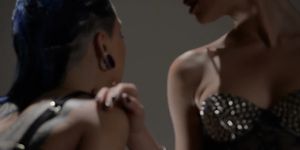 Lesbianas tatuadas disfrutando del sexo con un arnés