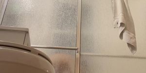 Korean college girl in the shower (cam under door) - Vídeos Porno