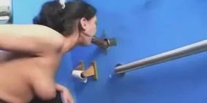 Glory Hole Girl suce une grosse bite noire