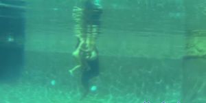 Lesbos de tijera al aire libre bajo el agua