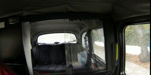 Vollbusiger Amateur in Elfensuite im Taxi gefickt