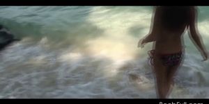 בובת מין חובבנית מדהימה שוחה עירומה בים - וידאו 1